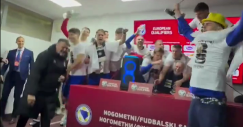 Фудбалерите на БиХ го прекинаа пресот и запеаја: „I am from Bosnia, take me to America“ (ВИДЕО)