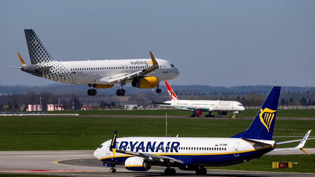 „Рајанер“ и другите нискобуџетни авиокомпании ги намалуваат летовите поради скапото гориво