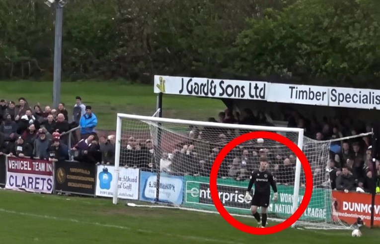 Голманот не размислуваше многу и со тупаница го удри навивачот во глава (Видео)