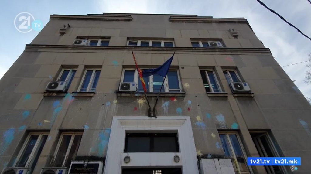 „Кога ги гасите уметниците – ја гасите светлината“ – Протест на работниците во Културата пред Уставниот суд