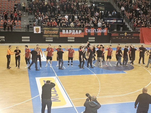 Публиката во „Јане Сандански“ ги поздрави легендите на Вардар (ВИДЕО)