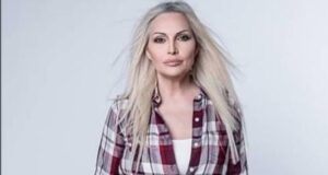 (ВИДЕО+ФОТО) Убавата италијанска пејачка се омажила за најбогатиот човек во Косово и Метохија, а потоа се развела поради љубомора: По бракот со 22 години помлад маж, таа отишла во шумата и ужива во осаменост