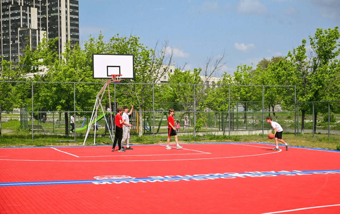 ОБНОВЕНИ ТЕРЕНИТЕ ЗА ФУДБАЛ И КОШАРКА на кејот на Вардар кај Маџир Маало