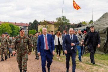 МАКЕДОНИЈА ГО НАДМИНУВА НАТО СТАНДАРДОТ ЗА ВЛОЖУВАЊЕ ВО МОДЕРНА ОПРЕМА Амбасадорот на САД во НАТО ја посети касарната „Илинден“