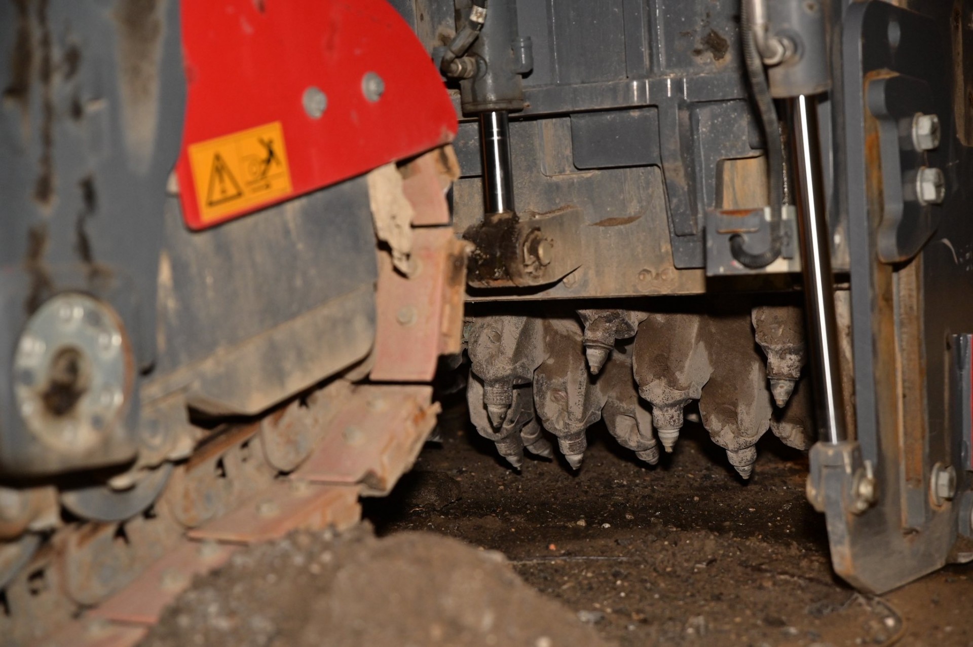 СЕ РАБОТИ ОД РАНО УТРИНАВА: Целосно затворен дел од булеварот „Македонија“