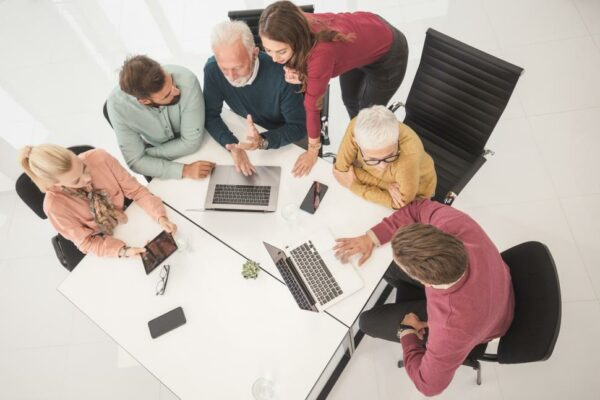 Пет работи за кои никогаш не треба да зборувате со вашите колеги на работа