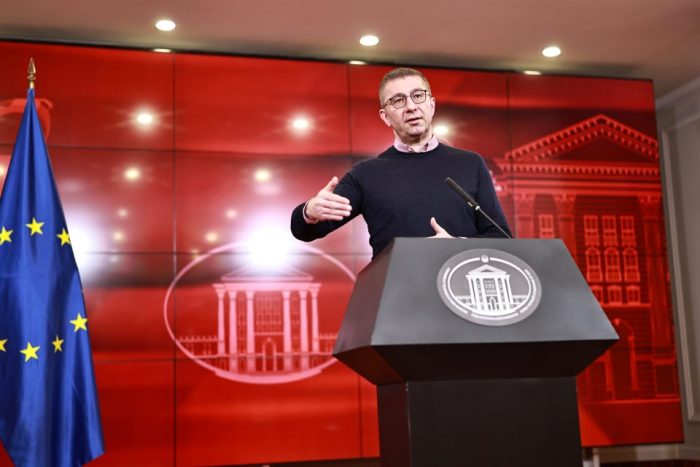 МИЦКОСКИ: Владата ги намали акцизите за дизелот 4 денари и 2 на бензините, ДДВ од 10 отсто ќе продолжи до крајот на кризната состојба