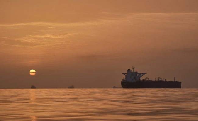 ЦЕНИТЕ НА НАФТАТА ПОРАСНА НА 126 ДОЛАРИ ЗА БАРЕЛ ПО НАЈАВИТЕ ДЕКА САД СПРЕМААТ НОВИ НАПАДИ ВРЗ ИРАН