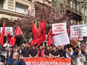 „Не го допирајте законот за јазиците“, порака од протестот за полагање правосуден на албански