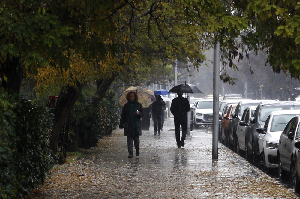 Попладне локални врнежи од дожд