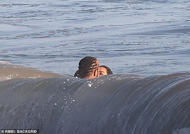 Луис Хамилтон не може да ги тргне рацете од Ким Кардашијан – парот разменува нежности покрај океанот