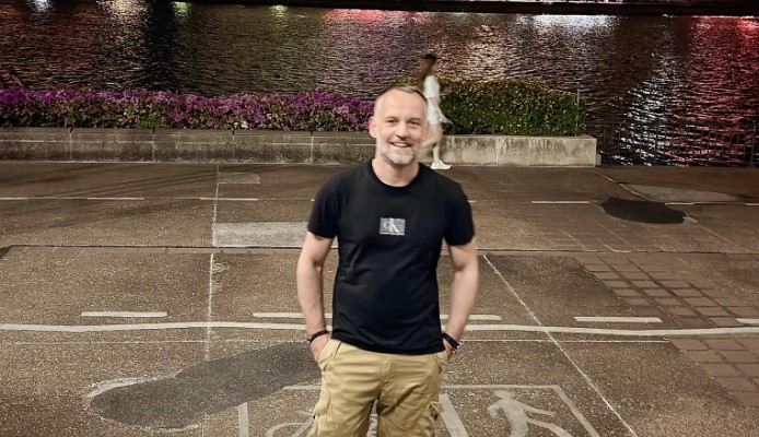 Фетаи праќа поздрави од Тајланд