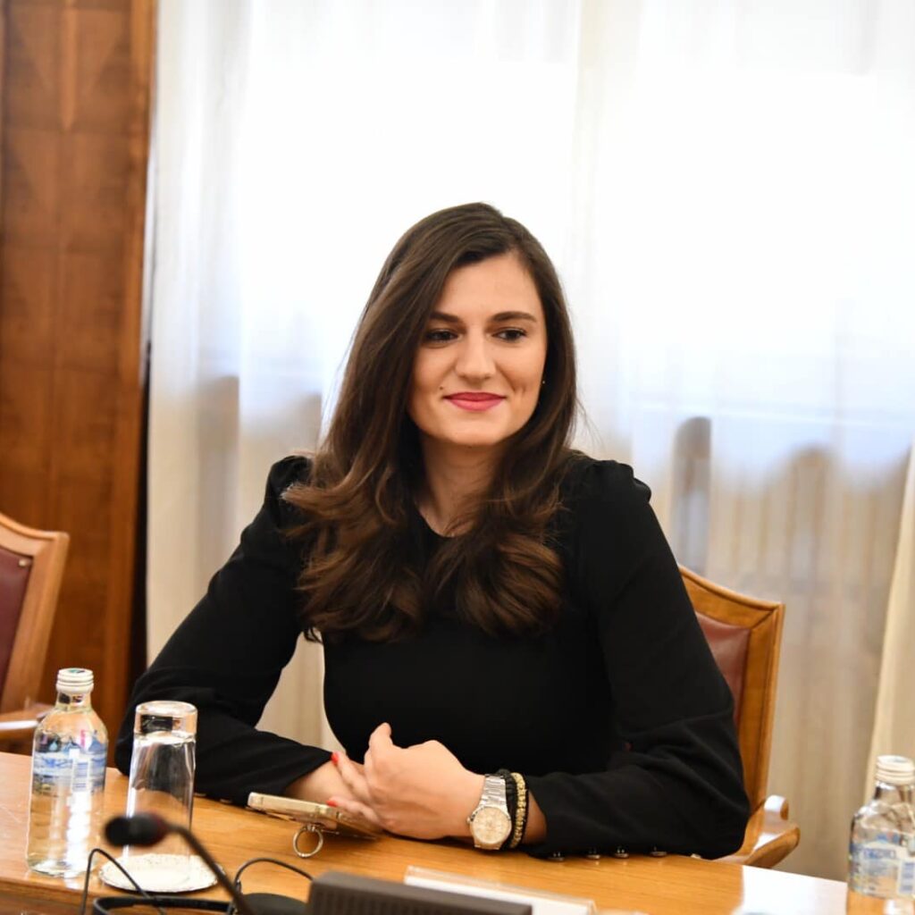 Зајкова потврди на нотар дека нема друго државјанство освен македонското