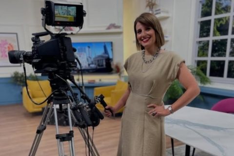 Складно со колешките: Александра Илиевска во деколтиран секси фустан пред камерите на утринска