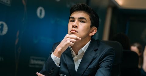 Чудото од Узбекистан уништува сè пред себе– Хикару размислуваше 67 минути и загуби!