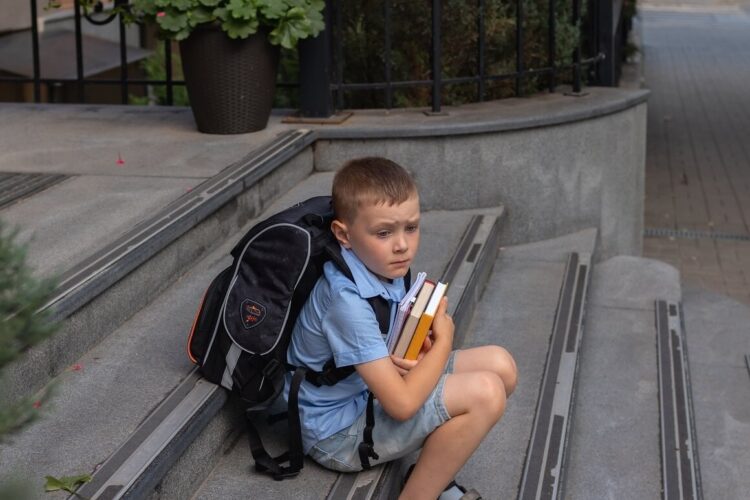 Како да препознаете дека детето не се вклопува во училиште: Знаци што родителите често ги игнорираат