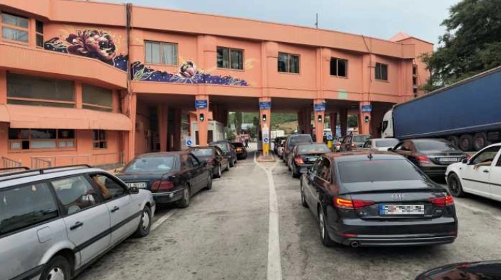 Албанците масовно во Струга по горива – метеж на „Ќафасан“