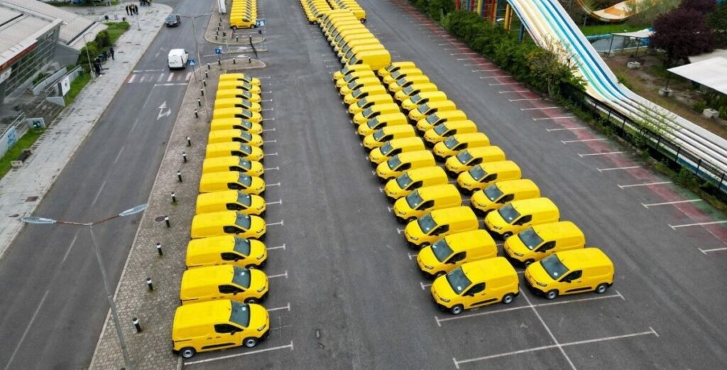 Нови возила, но кадарот „старее“ – кратења во администрацијата на „Пошта“, нови вработувања на поштари