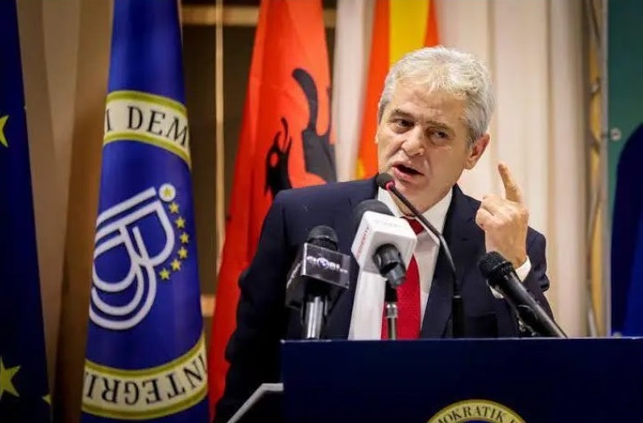 Ахмети од Самитот на дијаспората во Тирана порача дека Македонија има иднина само со совладеење со Албанците