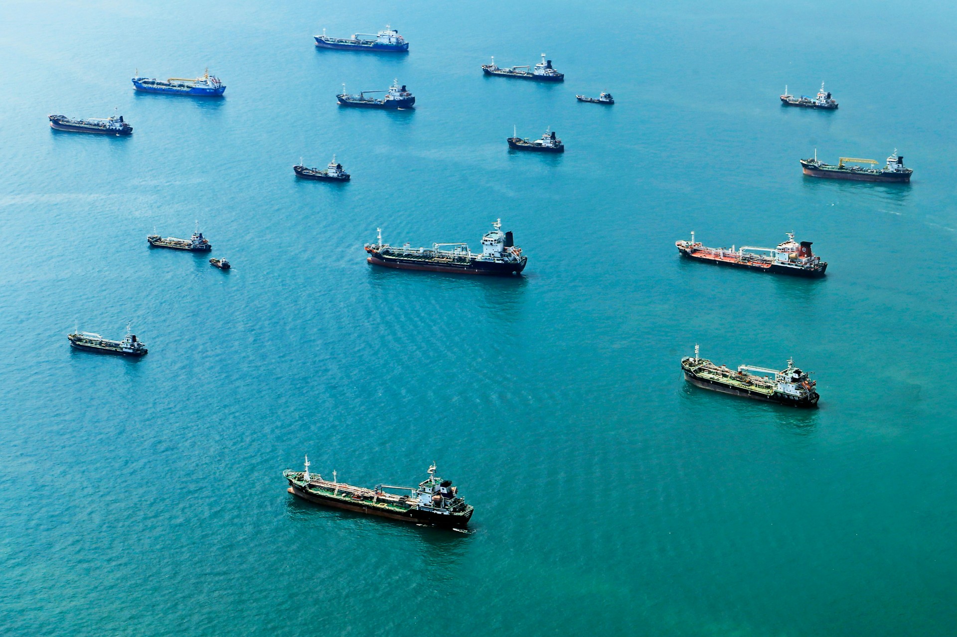 ОН: Речиси целосен застој на бродскиот сообраќај низ Ормуската Теснина