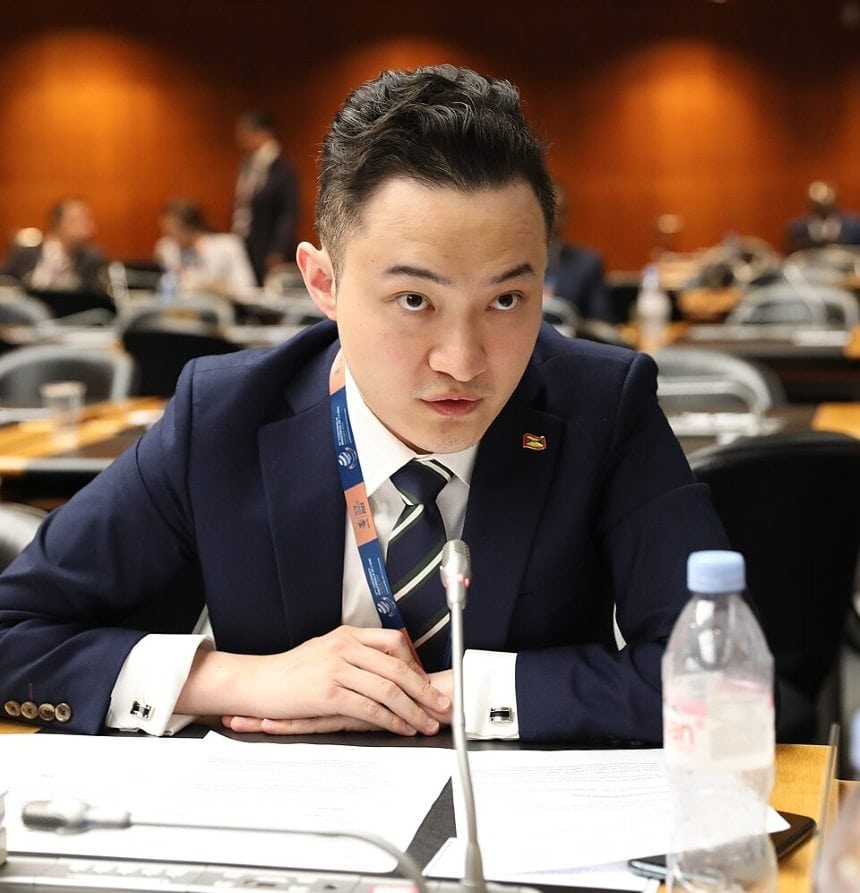 ДАЛИ КРИПТО-ФИРМАТА НА СЕМЕЈСТВОТО ТРАМП ИЗМАМУВАЛА: Милионерот, кој купи банана за 6 милиони долари и ја изеде, ја обвинува за изнуда