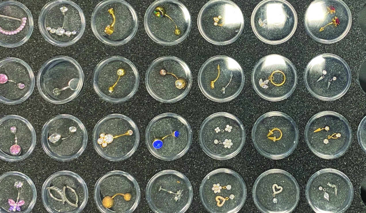 ОТКРИЕН ОБИД ЗА КРИУМЧАРЕЊЕ ПАРЧИЊА ЗА ПИРСИНГ – Цариниците со голема заплена на Меѓународниот Аеродром Скопје