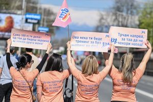 dm го заокружи учеството на „Женска трка“ со донација од 150 пакети со менструални производи