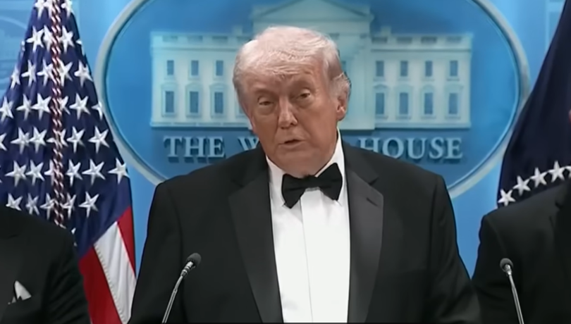 Трамп помислил дека некој испуштил послужавник на вечерата, бидејќи бучавата била „далечна“