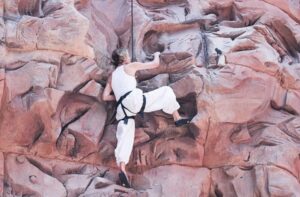 (ВИДЕО) Во Њујорк – Шарлиз Терон се искачила на билборд на Тајмс Сквер, минувачите гледале со неверица