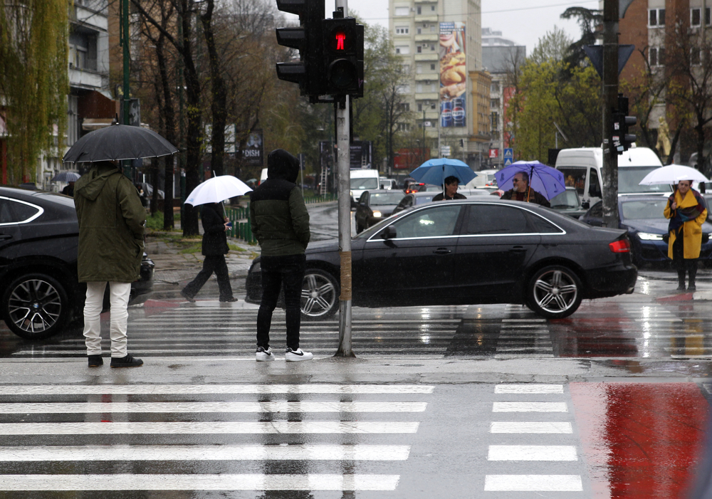 Променливо облачно со дожд и ветер од северен правец