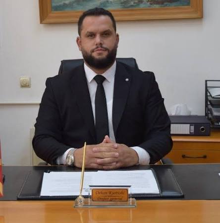 Директорот вели дека ја чистел „Пошта“ – дел од вработените избркал, а дел натерал да доаѓаат на работа