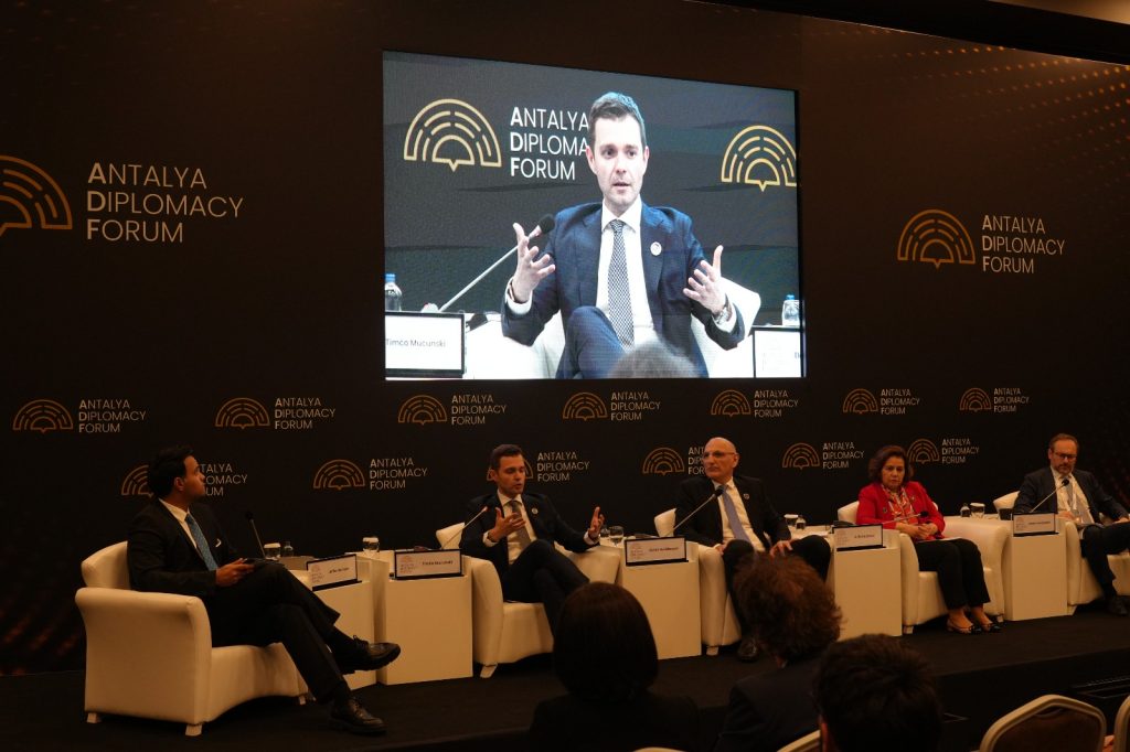(ФОТО) Муцунски на Форум во Анталија: Коридорите 8 и 10 се клуч за регионален развој и економска отпорност