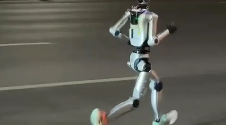 Роботи ќе трчаат полумаратон во Пекинг - рамо до рамо со луѓето