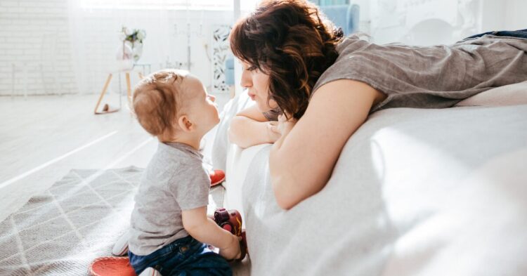 Научете го бебето да зборува преку игра: Едноставни активности што прават голема разлика