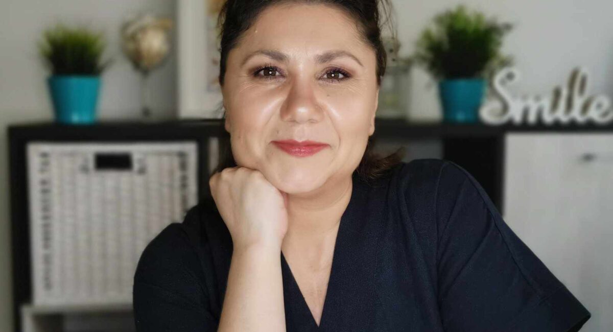 Има 5 години, а почна да се однесува како бебе, дури и зборува така. Постојано ми вели дека сака повторно да биде во „мешето на мама“…