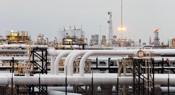 Нафтените гиганти ќе заработат 234 милијарди од кризата на Блискиот Исток, а товарот од поскапувањата го сносат потрошувачите