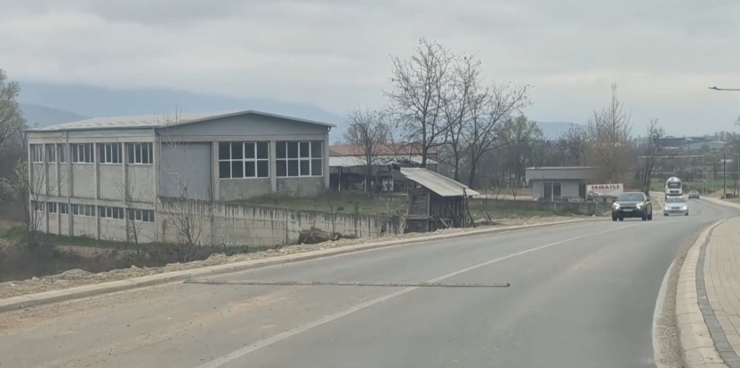 Тетово: Оштетен „аеродром“ и со препреки на патот – од општината велат патот ќе биде повторно асфалтиран