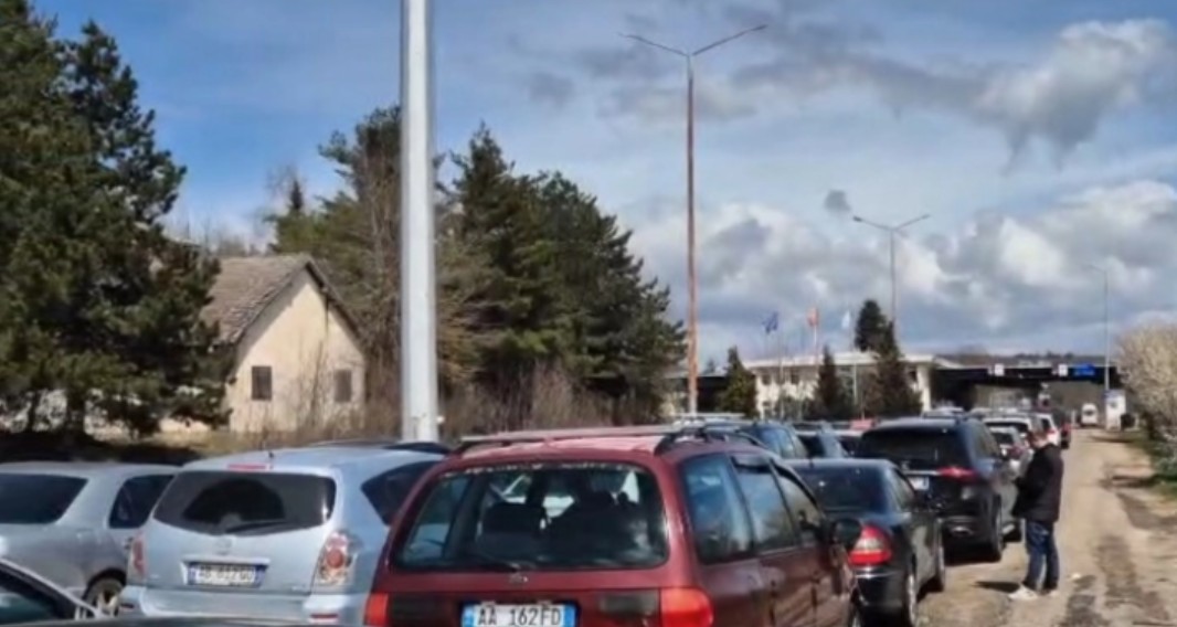 АЛБАНСКИ ГРАЃАНИ НАВАЛИЈА КОН МАКЕДОНИЈА ПО ГОРИВО И ХРАНА - На „Ќафасан“ се чека по два часа за влез