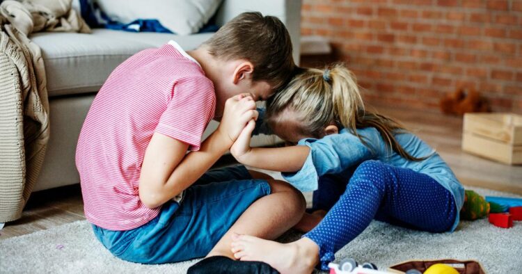 Уморни од постојани кавги меѓу децата? Како да ги смирите без викање