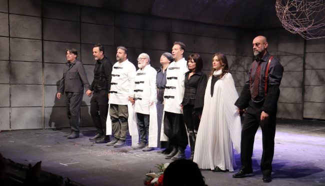 „МАЧКИНА ГЛАВА“ Е 461 ПРЕМИЕРА ЗА 80 ГОДИНИ ПОСТОЕЊЕ НА ДРАМСКИОТ ТЕАТАР ВО СКОПЈЕ (ФОТОГАЛЕРИЈА)