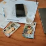 ПАРИТЕ НЕ СТИГНУВААТ: Зошто и луѓе со солидни плати имаат проблем да заштедат?