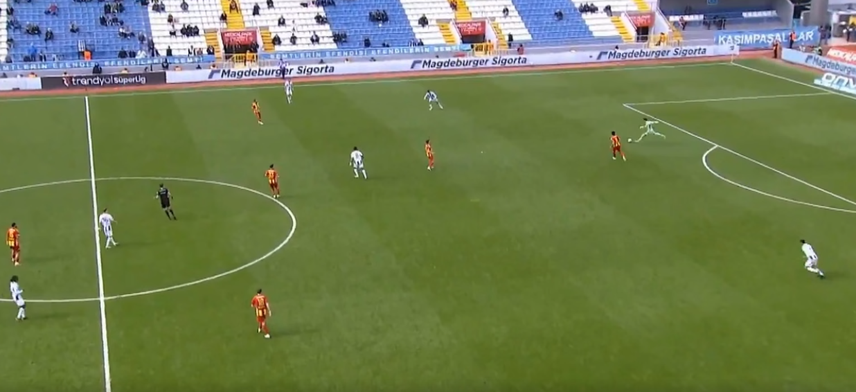 Голманот го постигна голот на годината со шут од 80 метри (Видео)