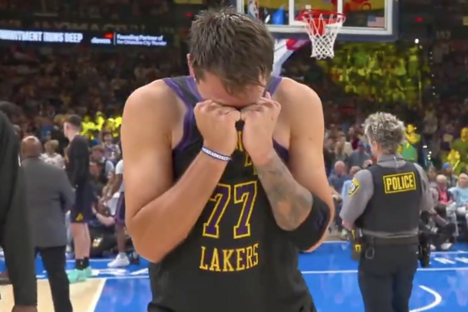 Ужасна вест за Лејкерс: Дончиќ е потешко повреден – го пропушта и плејофот?! (ВИДЕО)