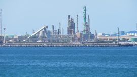Пожар кој избувна во нафтена рафинерија ја погоди австралиската енергетска индустрија