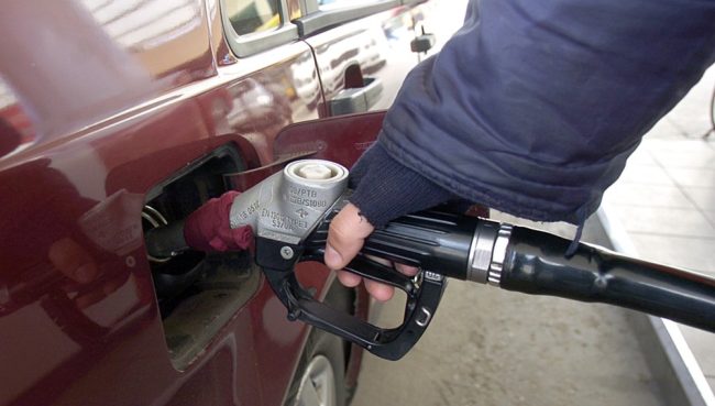 ОД ПОЛНОЌ ЦЕНАТА НА ДИЗЕЛОТ СЕ ЗГОЛЕМУВА ЗА 2,5 ДЕНАРИ, БЕНЗИНОТ ОД 95 ОКТАНИ СЕ НАМАЛУВА ЗА ПОЛА ДЕНАР