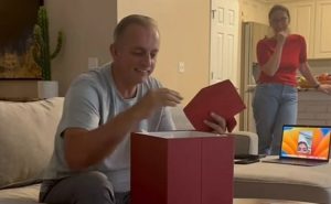 (ВИДЕО) Се расплакал – Девојка од Босна и Херцеговина му купила билети на својот татко за Светското првенство, видеото го освои интернетот: „Тој даде сè за оваа земја“