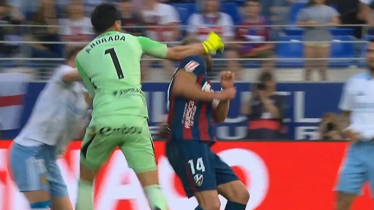 Тотално лудило во Шпанија: Голманот на Сарагоса нокаутира противнички играч (ВИДЕО)