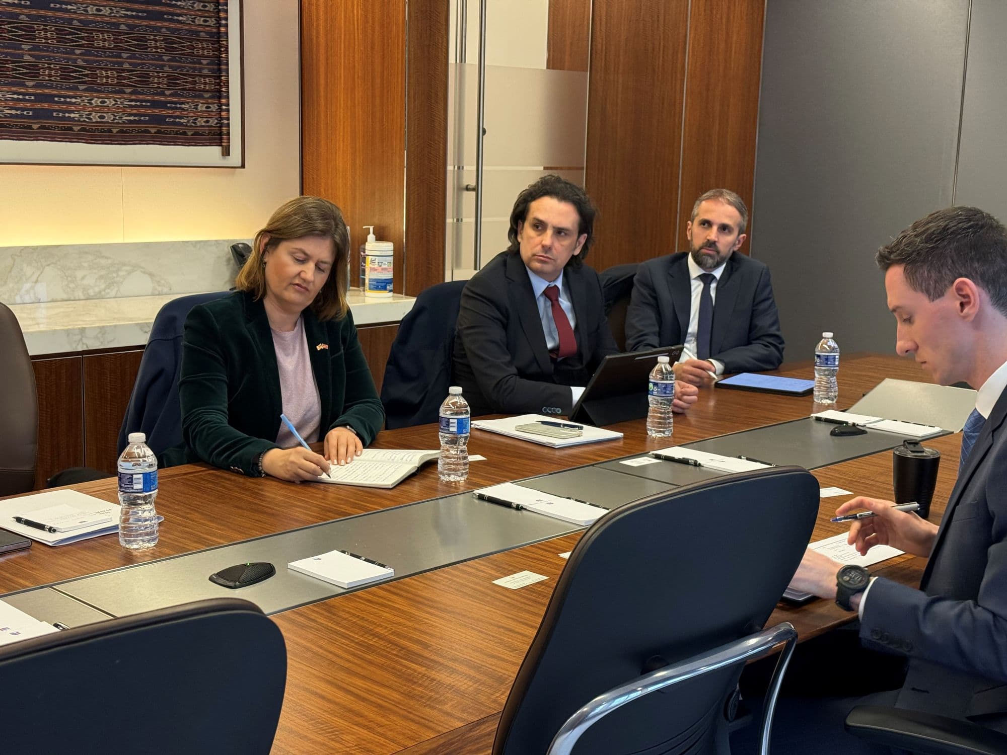 Божиновска во Вашингтон: Средба со „Chevron“ за диверзификација на снабдувањето и влез на американски компании на македонскиот пазар