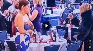 (ВИДЕО) Несекојдневна ситуација – Видео од бизарниот момент: Гостите крадат шишиња вино од масите по инцидентот на вечерата во Белата куќа