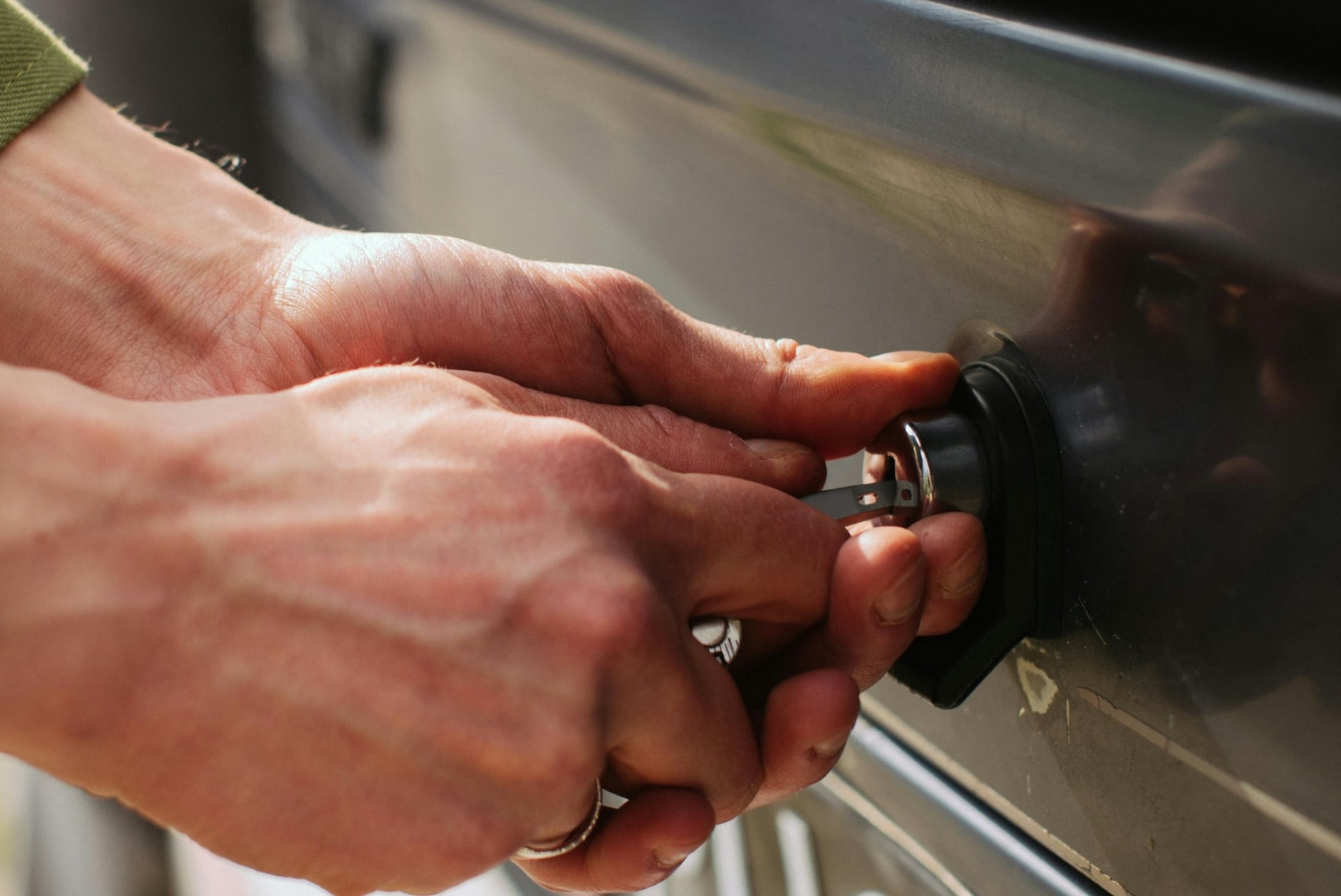 МВР: Ја заклучил сопругата и четирите деца во тоалет